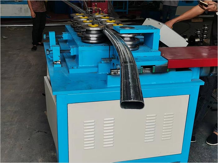 Pipe bending machine